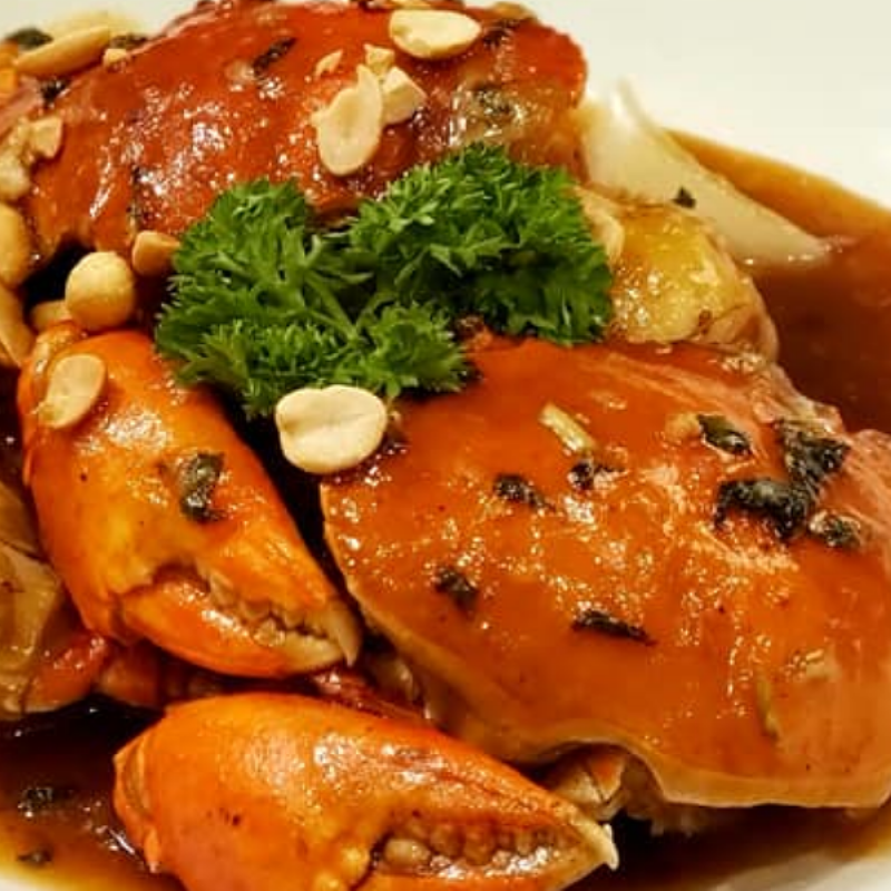 Các loại hải sản tươi sống được đánh bắt từ biển Nha Trang, bao gồm tôm hùm, ghẹ, mực, và các loại cá, được trưng bày hấp dẫn.